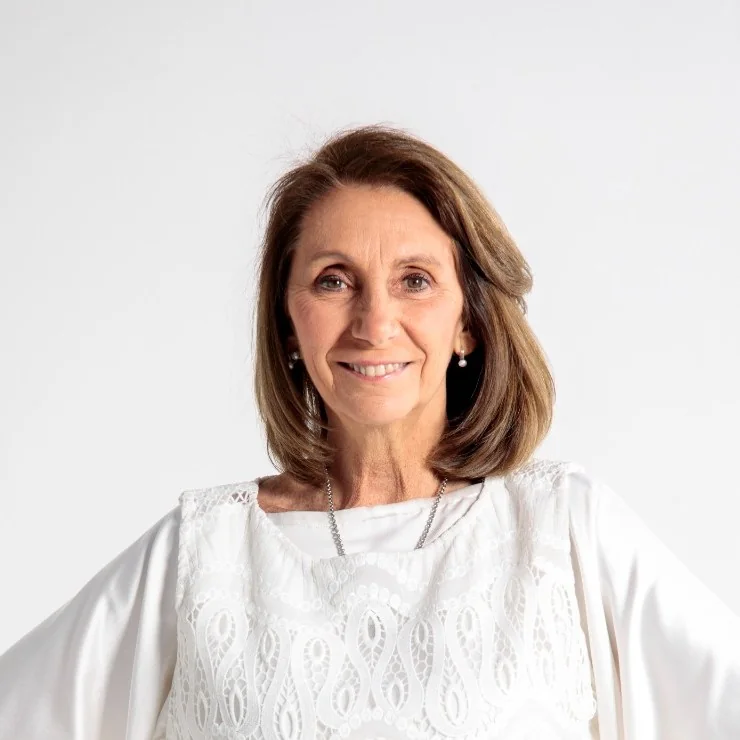 Retrato de Fabi Marquesini con una blusa blanca de guipur